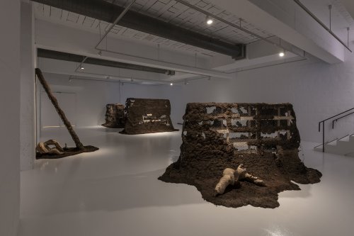 <p>Exposición El terremoto está intacto, de Jota Mombaça e Iki Yos Piña Narváez Funes. © Fundació Joan Miró. Foto: Roberto Ruiz.</p>